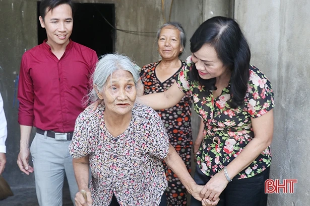 Thăm hỏi, tặng quà gia đình thương binh, liệt sỹ nhân ngày 27/7