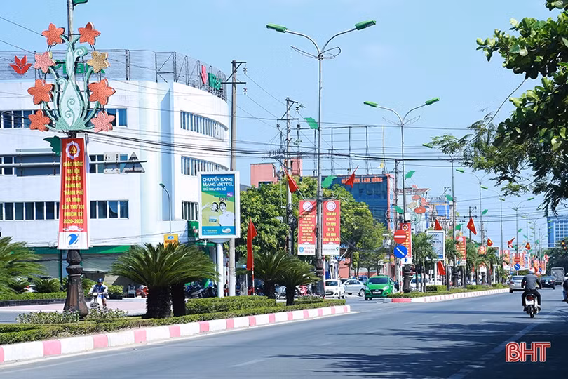 “Tô điểm” phố phường Hà Tĩnh mừng đại hội Đảng các cấp