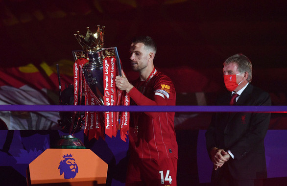Chùm ảnh Liverpool giơ cao cúp vô địch Premier League sau 30 chờ đợi