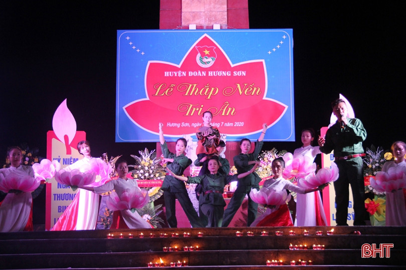 Dâng hương hoa, thắp nến tri ân tại nghĩa trang liệt sỹ ở Hà Tĩnh