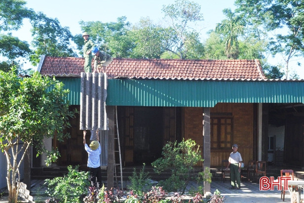 Lốc xoáy làm tốc mái gần 100 mái che ở Hương Khê