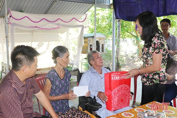 Thăm hỏi, tặng quà gia đình thương binh, liệt sỹ nhân ngày 27/7