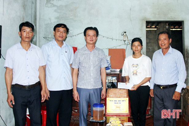 Lãnh đạo Hà Tĩnh thăm hỏi, tặng quà các gia đình chính sách ở Kỳ Anh