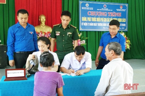 Khám, cấp thuốc miễn phí cho các đối tượng chính sách ở Nghi Xuân, Hương Khê
