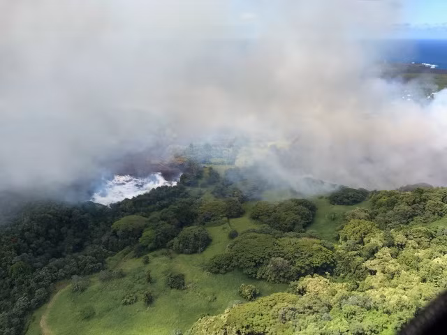 Hồ nước nóng kỳ lạ liên tục phát triển trên miệng núi lửa