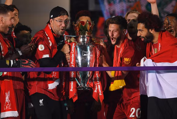 Chùm ảnh Liverpool giơ cao cúp vô địch Premier League sau 30 chờ đợi