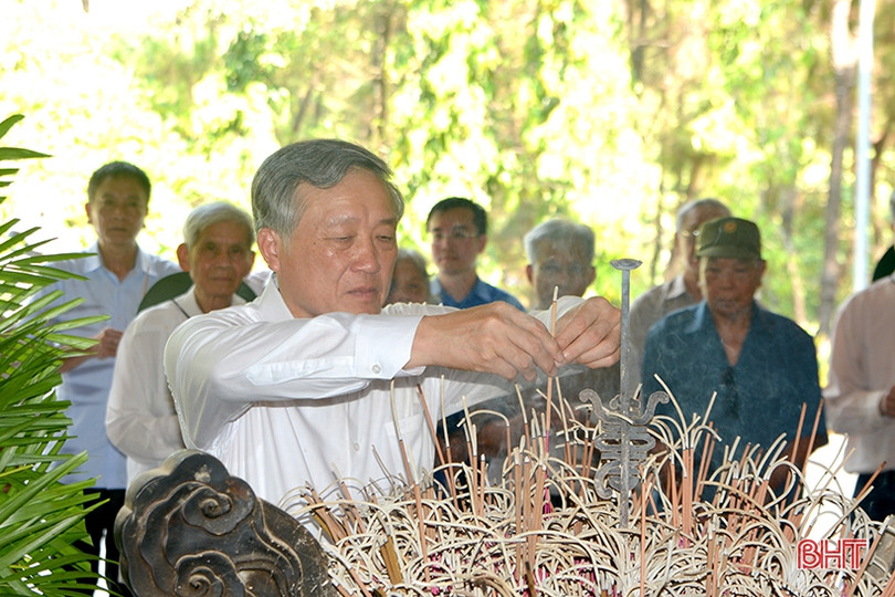 Chánh án Toà án nhân dân Tối cao tặng quà gia đình chính sách tại Hà Tĩnh