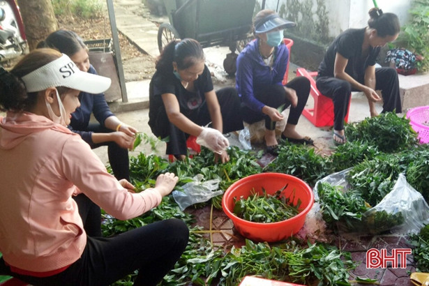 Phụ nữ Hương Sơn luân phiên nấu ăn phục vụ lưu học sinh Lào cách ly y tế