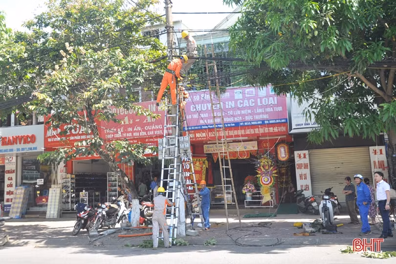 “Tô điểm” phố phường Hà Tĩnh mừng đại hội Đảng các cấp