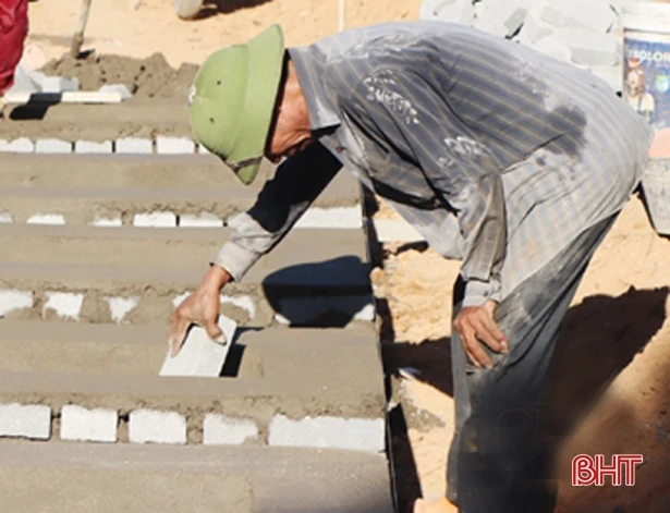 Thợ xây quên nắng nóng, chạy đua “thay áo mới” cho nghĩa trang liệt sỹ ở Hà Tĩnh