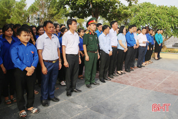 Tuổi trẻ Hà Tĩnh dâng gần 6.000 bông sen lên các ngôi mộ liệt sỹ 