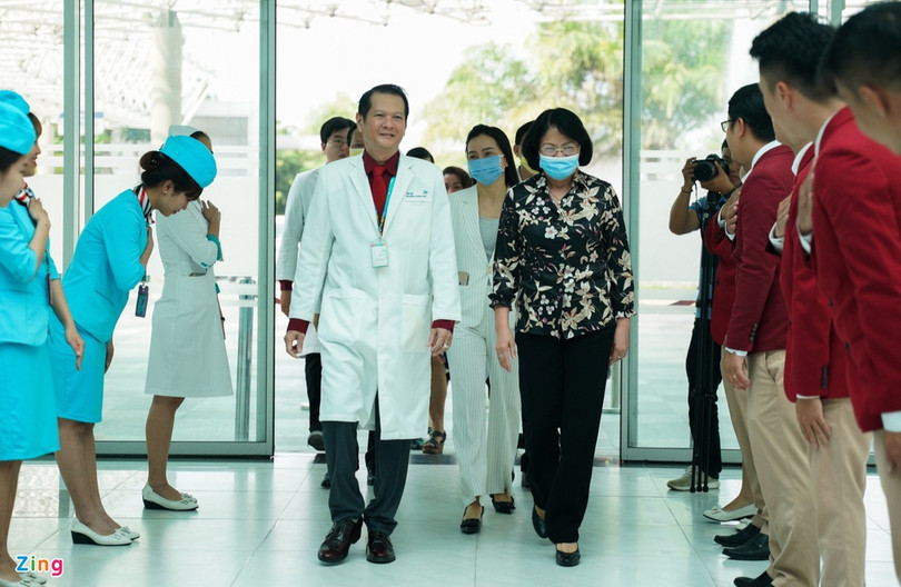 Phó Chủ tịch nước thăm hai bé song sinh dính liền vừa tách rời