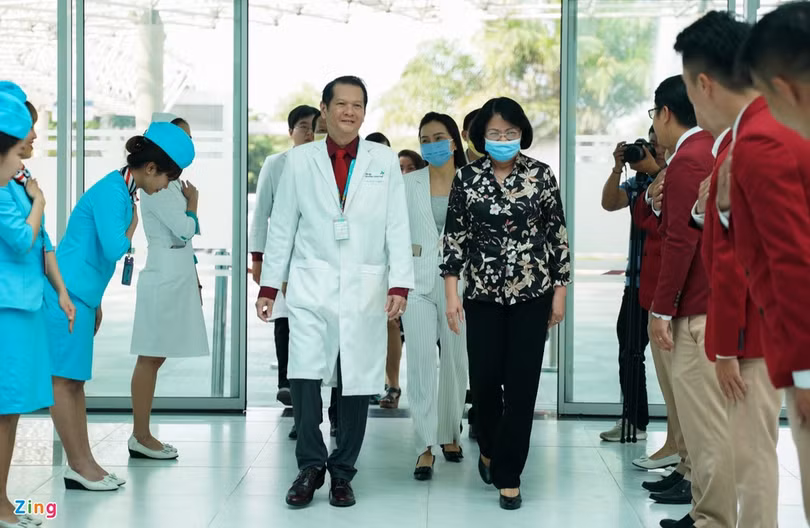 Phó Chủ tịch nước thăm hai bé song sinh dính liền vừa tách rời