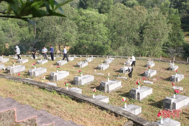 Nghĩa trang Liệt sỹ Quốc gia Nầm đón hàng trăm người đến dâng hương tưởng nhớ, tri ân