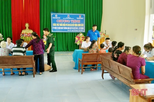 Khám, cấp thuốc miễn phí cho các đối tượng chính sách ở Nghi Xuân, Hương Khê