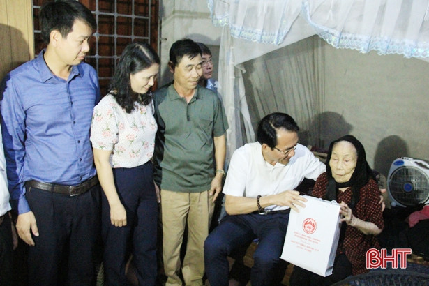 Trao quà của Ban Tổ chức trung ương cho gia đình chính sách ở Nghi Xuân