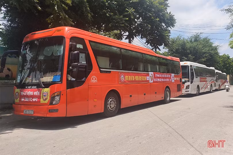 Cổ động viên Hà Tĩnh tiếp lửa trên sân Lạch Tray - Hải Phòng