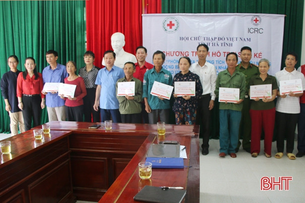 Hỗ trợ sinh kế cho 15 hộ dân là nạn nhân bom mìn ở Hà Tĩnh