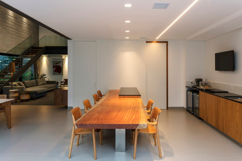 Ngôi nhà “lạ” vì tầng trệt không xây tường