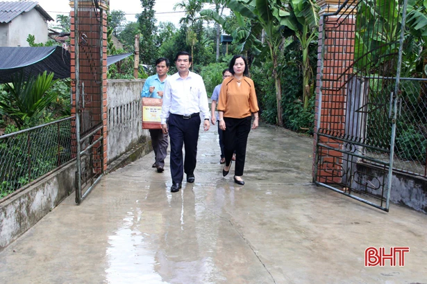 Thăm hỏi, tặng quà gia đình thương binh, liệt sỹ nhân ngày 27/7