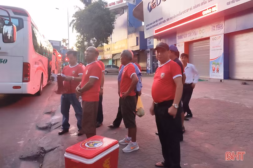 Cổ động viên Hà Tĩnh tiếp lửa trên sân Lạch Tray - Hải Phòng