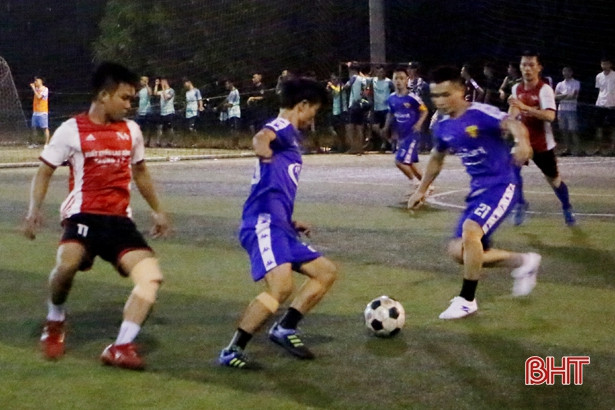 Khởi tranh Giải bóng đá mở rộng Bắc Cẩm Xuyên