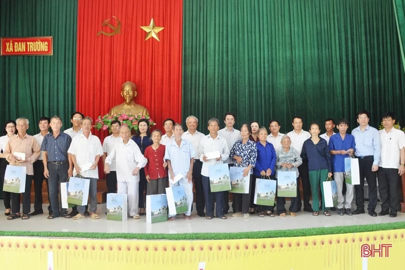 Phó Chủ tịch Quốc hội Uông Chu Lưu tặng quà người có công ở Nghi Xuân