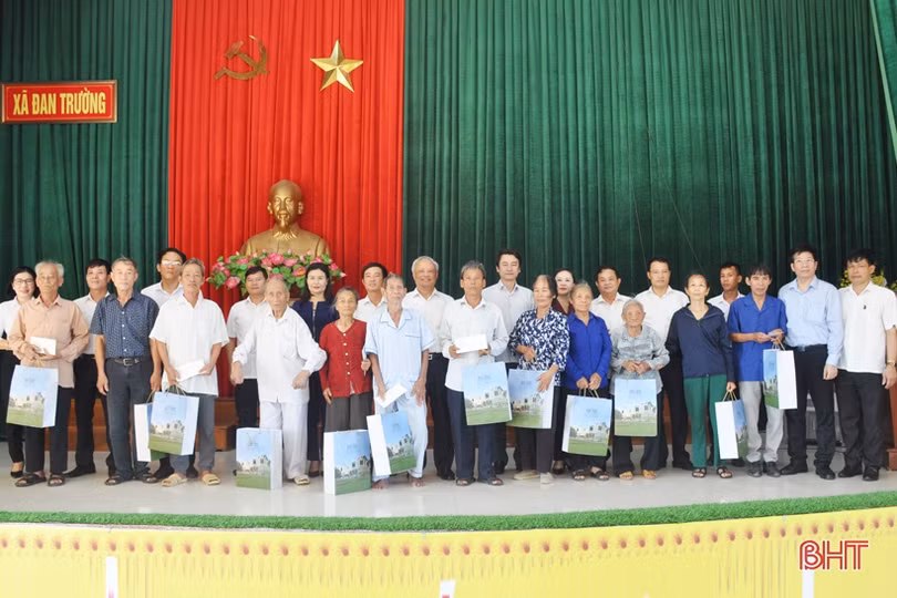 Phó Chủ tịch Quốc hội Uông Chu Lưu tặng quà người có công ở Nghi Xuân