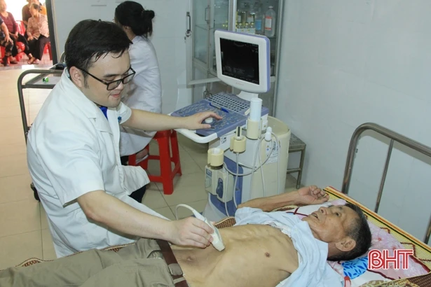 Khám, cấp thuốc miễn phí cho các đối tượng chính sách ở Nghi Xuân, Hương Khê