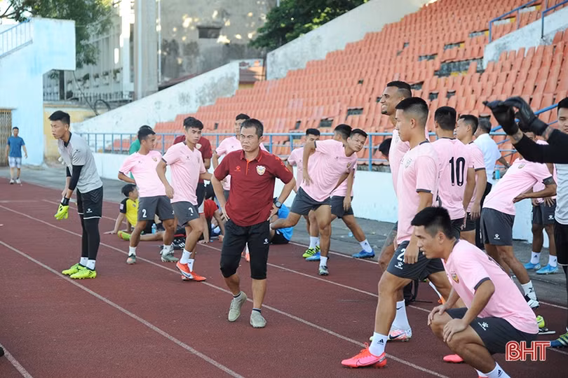 Cầu thủ Hồng Lĩnh Hà Tĩnh làm quen sân Lạch Tray trước ngày đối đầu CLB Hải Phòng