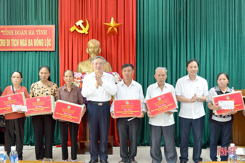 Chánh án Toà án nhân dân Tối cao tặng quà gia đình chính sách tại Hà Tĩnh