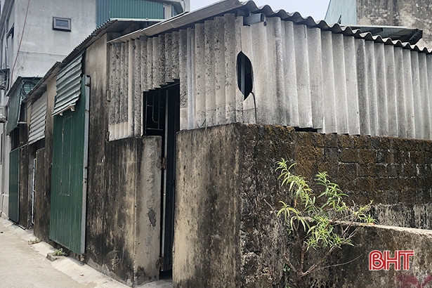 Người thuê trọ ở Hà Tĩnh chật vật trong những căn phòng như... “lò bát quái”!