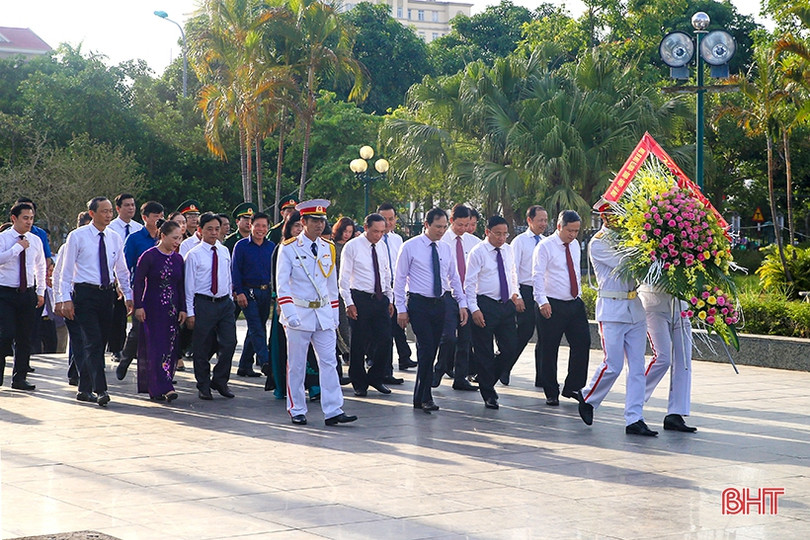 Đoàn đại biểu tỉnh Hà Tĩnh dâng hương tưởng niệm Chủ tịch Hồ Chí Minh