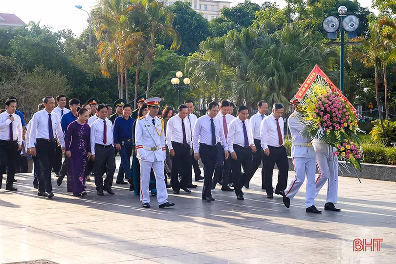 Đoàn đại biểu tỉnh Hà Tĩnh dâng hương tưởng niệm Chủ tịch Hồ Chí Minh