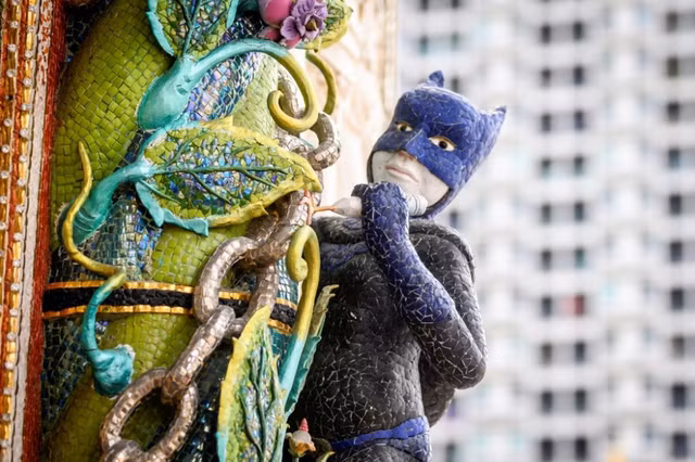 Ngôi chùa kỳ lạ đặt tượng David Beckham mạ vàng dưới bệ thờ