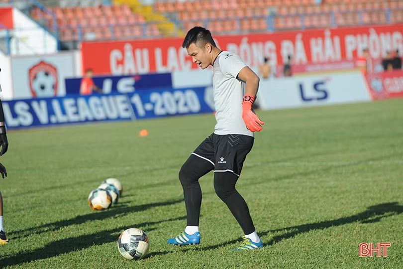 Cầu thủ Hồng Lĩnh Hà Tĩnh làm quen sân Lạch Tray trước ngày đối đầu CLB Hải Phòng