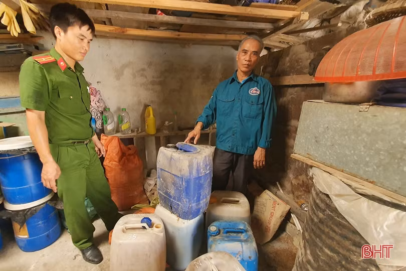 Bắt quả tang hộ dân có hành vi sản xuất nước rửa chén giả với số lượng lớn ở Hà Tĩnh