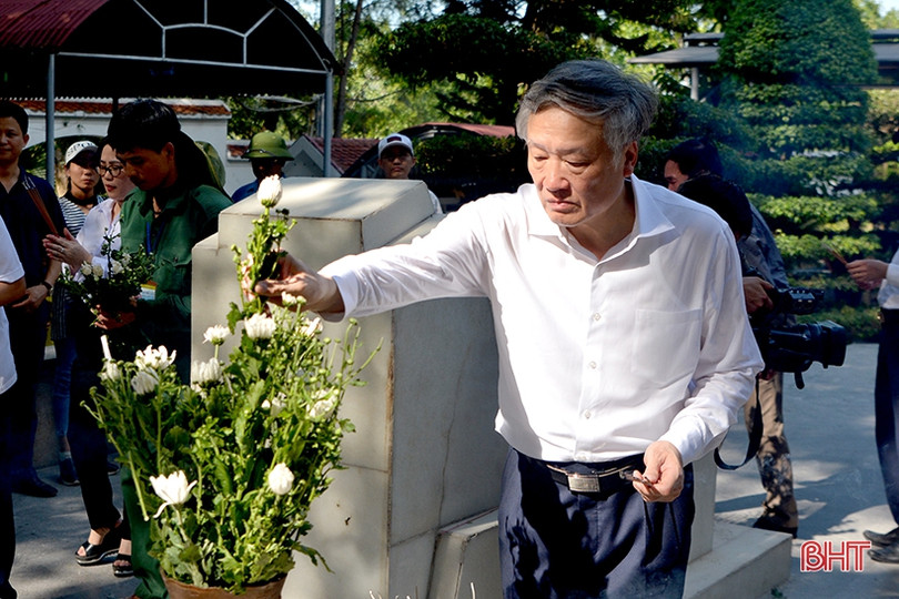 Chánh án Toà án nhân dân Tối cao tặng quà gia đình chính sách tại Hà Tĩnh