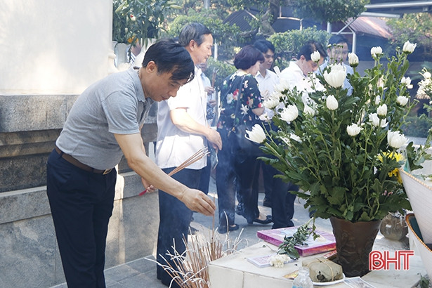 Đoàn công tác Ủy ban Kiểm tra Trung ương dâng hương tại các địa chỉ đỏ ở Hà Tĩnh