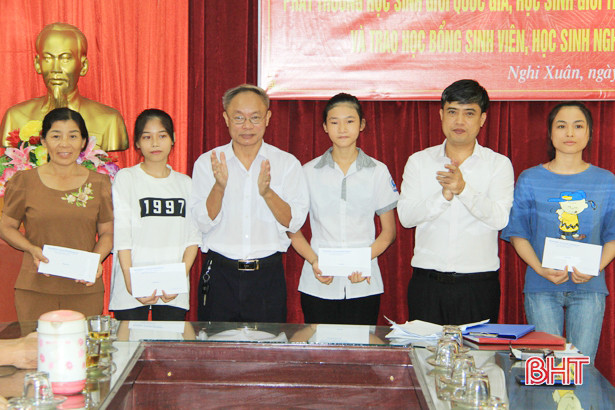 Nghi Xuân trao thưởng 53 học sinh giỏi và sinh viên, học sinh nghèo vượt khó