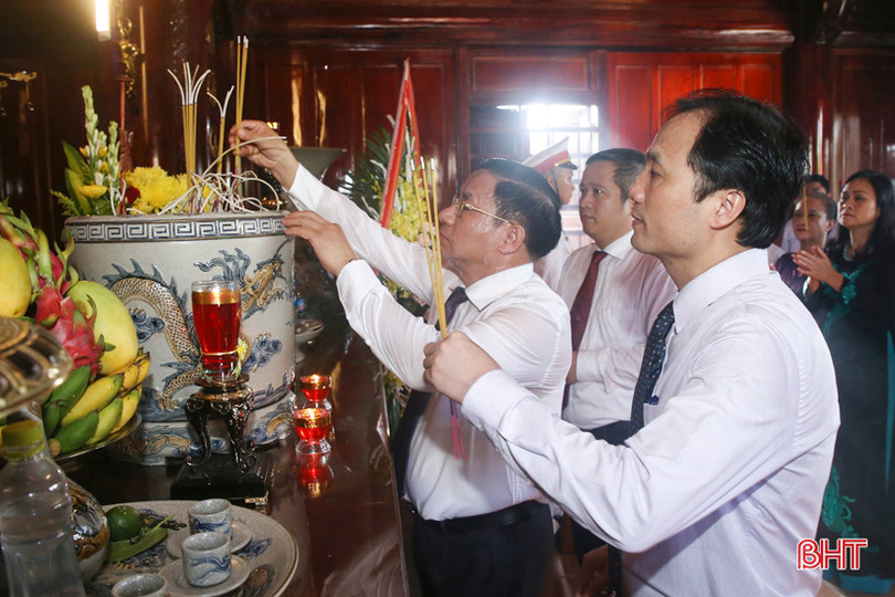 Đoàn đại biểu tỉnh Hà Tĩnh dâng hương tưởng niệm Chủ tịch Hồ Chí Minh