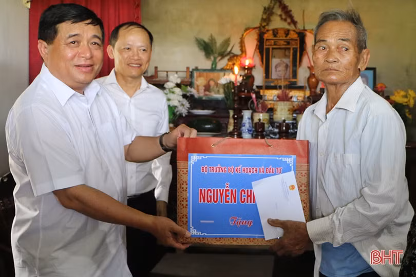 Bộ trưởng Bộ Kế hoạch và Đầu tư thăm hỏi gia đình chính sách ở TP Hà Tĩnh