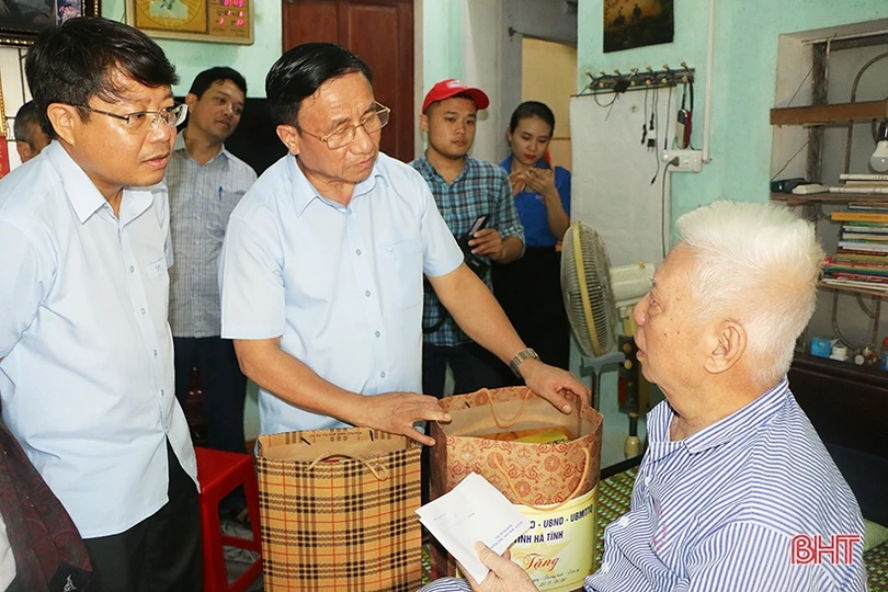 Thăm hỏi, tặng quà gia đình thương binh, liệt sỹ nhân ngày 27/7