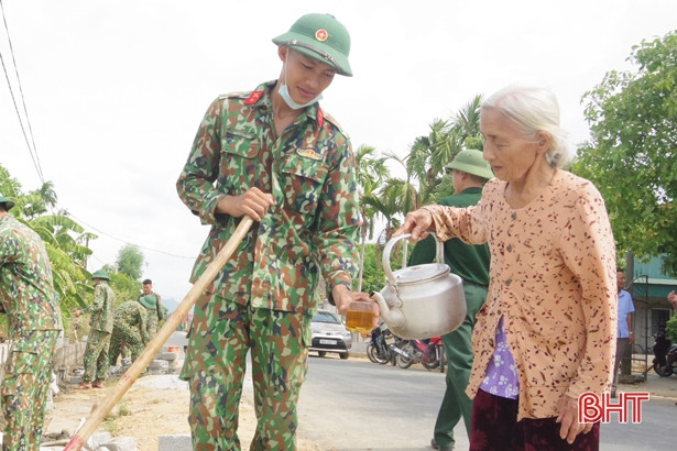 Trung đoàn 841 hành quân dã ngoại làm công tác dân vận