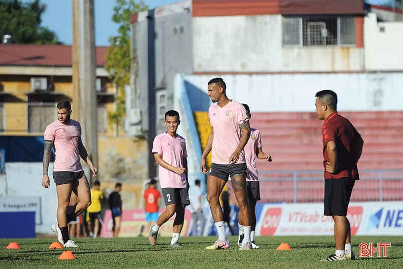 Cầu thủ Hồng Lĩnh Hà Tĩnh làm quen sân Lạch Tray trước ngày đối đầu CLB Hải Phòng