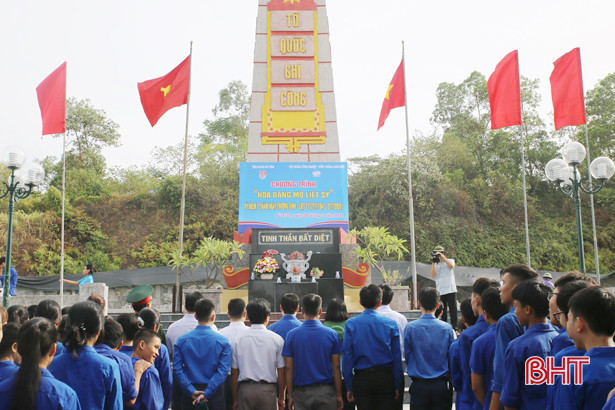 Tuổi trẻ Hà Tĩnh dâng gần 6.000 bông sen lên các ngôi mộ liệt sỹ 