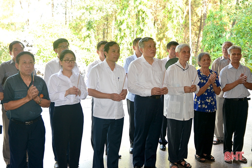 Chánh án Toà án nhân dân Tối cao tặng quà gia đình chính sách tại Hà Tĩnh
