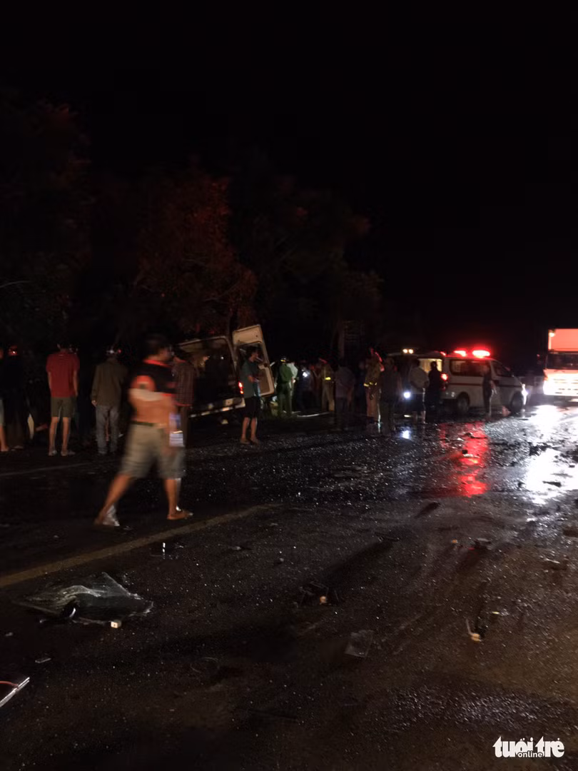 Xe khách 16 chỗ “đấu đầu” xe tải trong đêm, 8 người chết, nhiều người bị thương