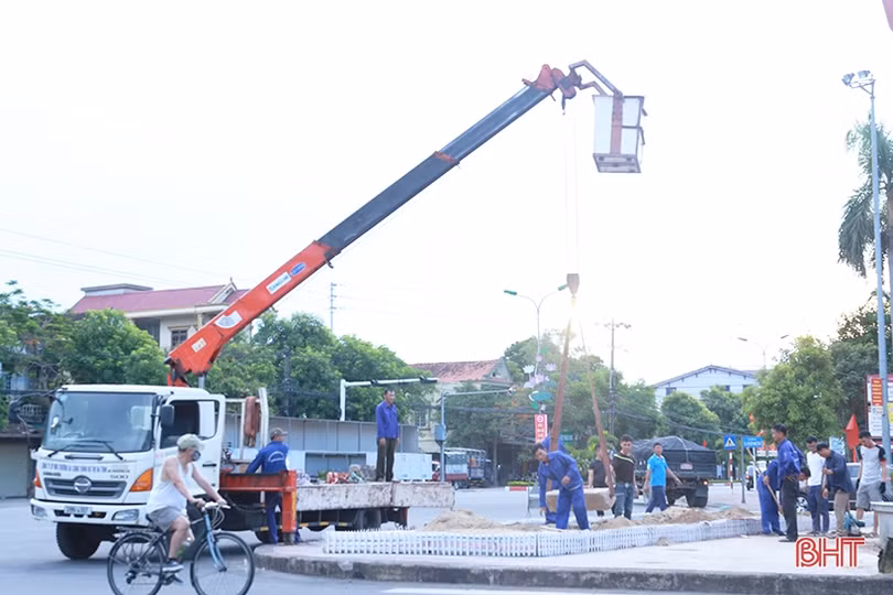 “Tô điểm” phố phường Hà Tĩnh mừng đại hội Đảng các cấp