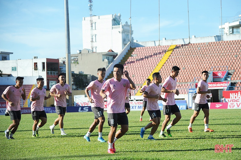 Cầu thủ Than Quảng Ninh khen mặt sân Hà Tĩnh đẹp trước trận tứ kết Cúp Quốc gia